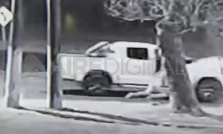 Captura del video en el momento en que la mujer es arrojada de la camioneta. Captura del video en el momento en que la mujer es arrojada de la camioneta.