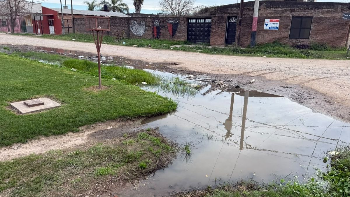 Vecinos de la zona de Diagonal Aguado y French, en el norte de la ciudad de Santa Fe, denuncian problemas de drenaje, caños rotos y calles con desniveles que provocan anegamientos.