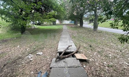 La senda peatonal del club Regatas de la ciudad de Santa Fe se encuentra rota y en una zona muy oscura.