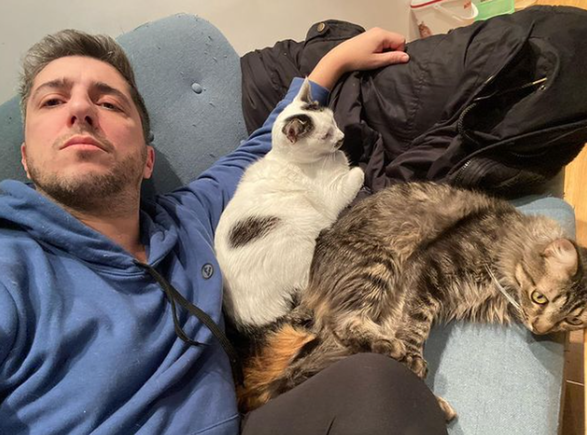 Jey Mammon junto a sus dos mascotas: López y García. Jey Mammon junto a sus dos mascotas: López y García. 