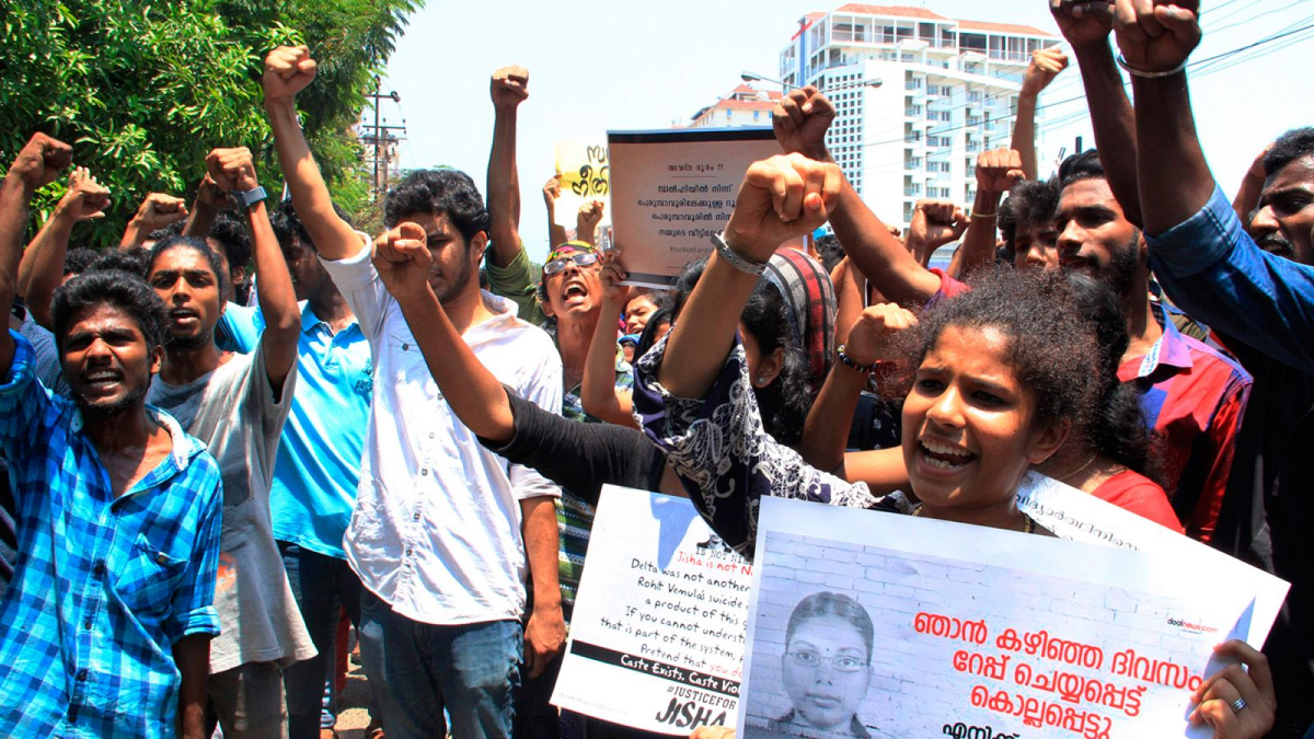  La brutal violación y asesinato de una mujer desata protestas en el sur de la India. La brutal violación y asesinato de una mujer desata protestas en el sur de la India.