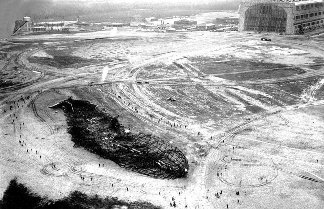 En esta vista aérea, tomada al día siguiente de la tragedia, se aprecian los restos calcinados del Hindenburg cerca del hangar 1 de la Estación Aérea Naval de Lakehurst, Nueva Jersey. En los Estados Unidos y en Alemania se conformaron juntas de investigación oficiales para dilucidar las causas del desastre y, ambos gobiernos, coincidieron en que se debió a las malas condiciones meteorológicas al momento del aterrizaje.
