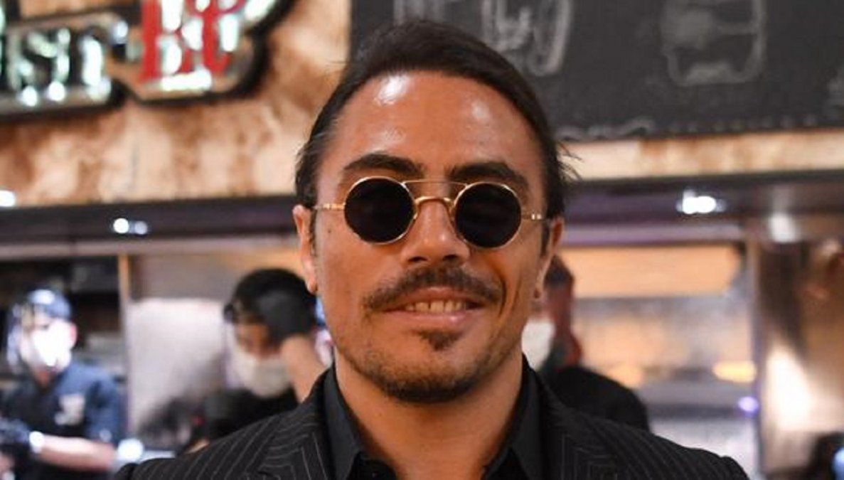 Salt Bae busca cocineros para su nuevo restaurante pero el sueldo que ofrece es considerado una miseria.