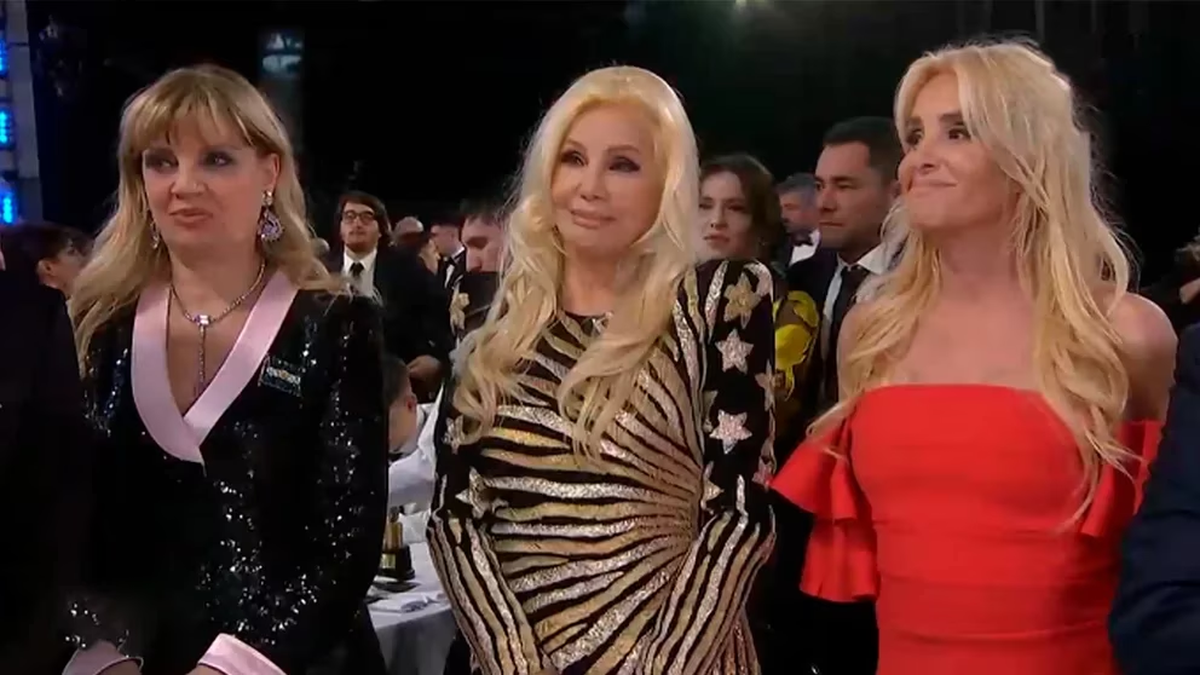 La reacción de Susana al ver a Mirtha Legrand dedicándole unas emotivas palabras para entregarle el Martín Fierro a la trayectoria. La reacción de Susana al ver a Mirtha Legrand dedicándole unas emotivas palabras para entregarle el Martín Fierro a la trayectoria.