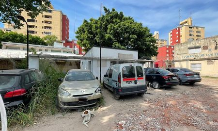 Entre yuyos y autos abandonados. Así se encuentra la dependencia policial. Entre yuyos y autos abandonados. Así se encuentra la dependencia policial.