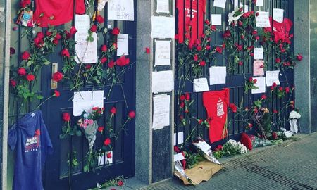 San Juan entre Alvear y Santiago, de la ciudad de Rosario. Allí vivió Binner mientras fue intendente, gobernador y diputado nacional. Este sábado, el frente se tiñó de rosas y melancolía. San Juan entre Alvear y Santiago, de la ciudad de Rosario. Allí vivió Binner mientras fue intendente, gobernador y diputado nacional. Este sábado, el frente se tiñó de rosas y melancolía.