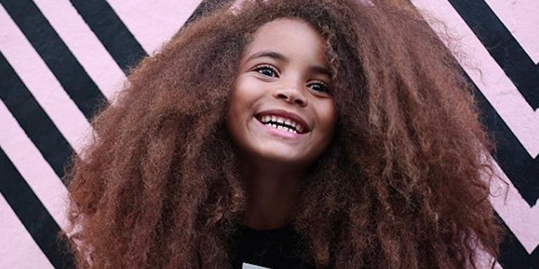 El pequeño youtuber de pelo largo que pelea por el “amor libre” a sus 7 años