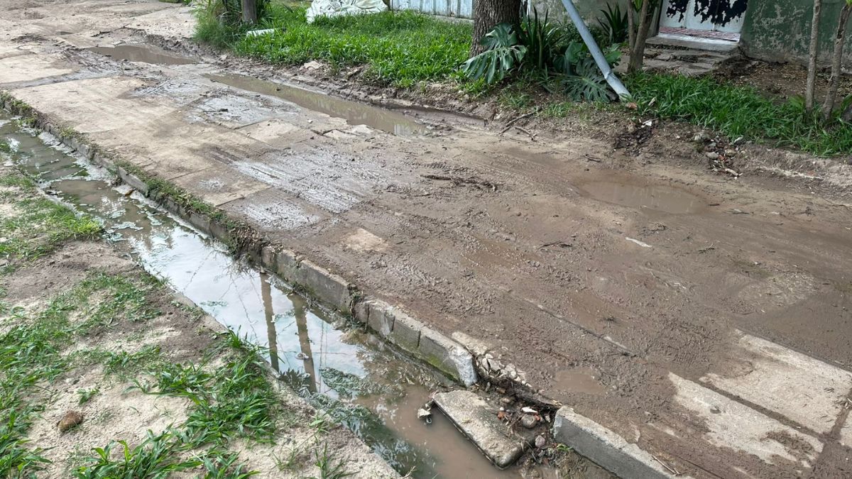 Así se encuentran las veredas de la manzana 3 en barrio El Pozo.
