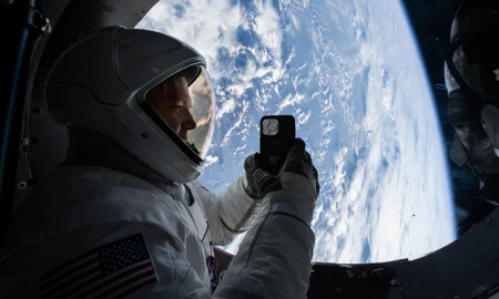 Cada tripulante recibió el dispositivo durante la cuarentena previa y deberá usar tiras de velcro para evitar que el teléfono flote dentro de la cápsula Orion.