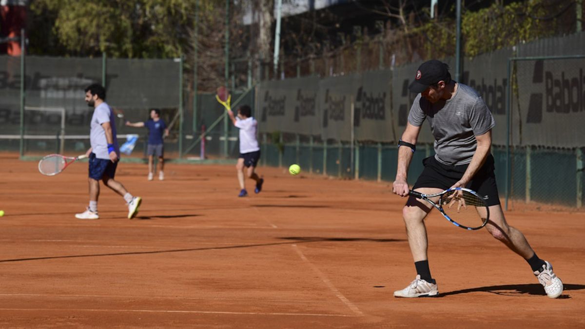 Los deportistas&nbsp;deber&aacute;n llevar un bolso con su botella de agua