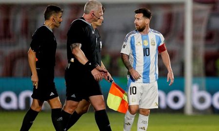 Lionel Messi enfurecido con el arbitraje tras la derrota de Argentina en Paraguay Lionel Messi enfurecido con el arbitraje tras la derrota de Argentina en Paraguay