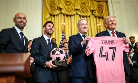 Lionel Messi y Javier Mascherano junto al presidente de los Estados Unidos, Donald Trump, en la Casa Blanca. Lionel Messi y Javier Mascherano junto al presidente de los Estados Unidos, Donald Trump, en la Casa Blanca.