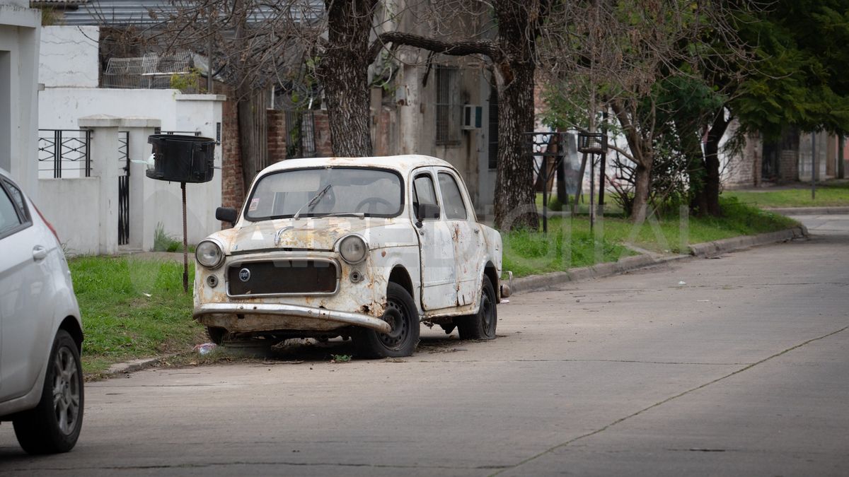 El auto en estado precario está abandonado en la vía pública, en el barrio Centenario. El auto en estado precario está abandonado en la vía pública, en el barrio Centenario.