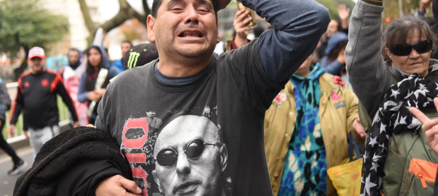 El último adiós al Indio, en fotos: masiva peregrinación hacia Avellaneda Dolor y tristeza, el sentimiento predominante en la masiva despedida al Indio Solari.