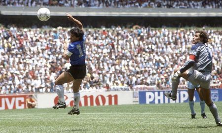 La Mano de Dios: el primer gol de Argentina sobre Inglaterra en el triunfo 2-1 por el Mundial de México 1986. La Mano de Dios: el primer gol de Argentina sobre Inglaterra en el triunfo 2-1 por el Mundial de México 1986.