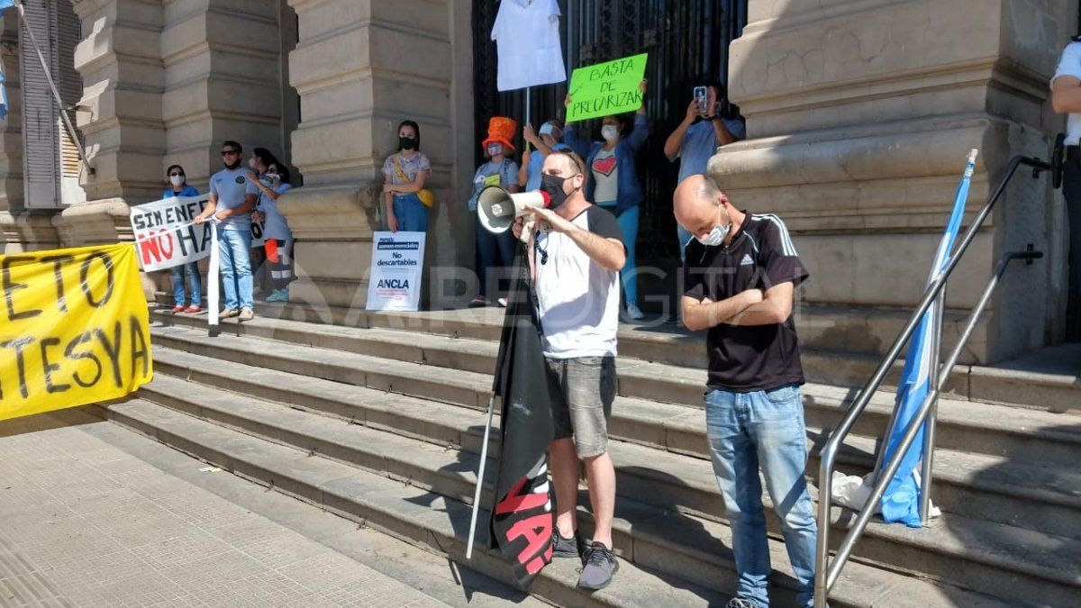 A la movilización se unieron profesionales ligados a la Educación para manifestarse en contra del acuerdo salarial entre los gremios y el Estado provincial. 