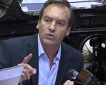 El senador nacional del bloque del Partido Justicialista Martín Soria cargó este jueves duramente contra el jefe de Gabinete, Manuel Adorni, a quien catalogó como el único argentino que el presidente Javier Milei sacó de la pobreza. El senador nacional del bloque del Partido Justicialista Martín Soria cargó este jueves duramente contra el jefe de Gabinete, Manuel Adorni, a quien catalogó como el único argentino que el presidente Javier Milei sacó de la pobreza.