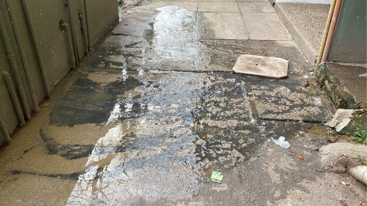 Durante el m&oacute;vil, se observaron l&iacute;quidos cloacales acumulados en los desag&uuml;es y tapas de las c&aacute;maras ubicadas al costado del edificio.