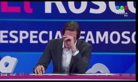 Iván de Pineda no pudo contener la risa ante el error sutil de un participante. Iván de Pineda no pudo contener la risa ante el error sutil de un participante.