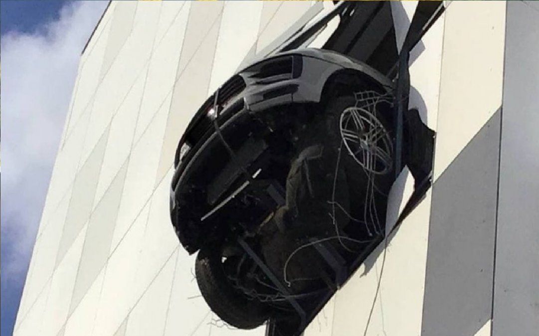 Una familia quedó atrapada en un auto a punto de caer al vacío desde el piso 4
