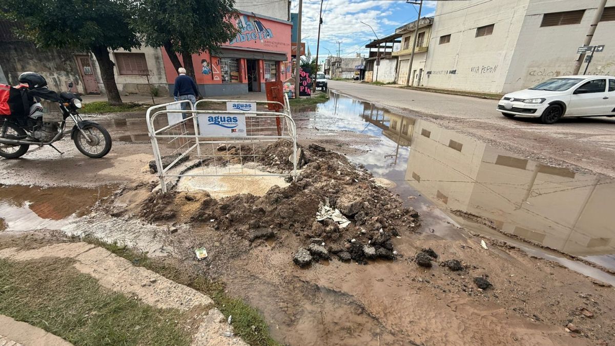 Comerciantes de barrio San José denuncian pérdidas de agua potable desde hace semanas
