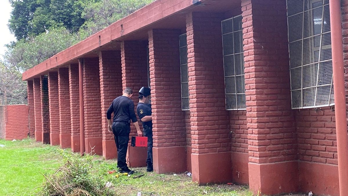 Padres de alumnos se encargaron este viernes de soldar las rejas vandalizadas. 