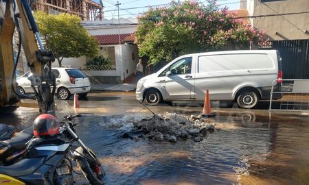 Caño roto en Salvador Caputto 3400, de la ciudad de Santa Fe. Caño roto en Salvador Caputto 3400, de la ciudad de Santa Fe.