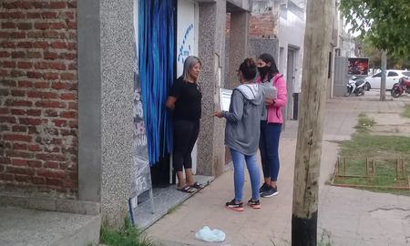 vacunacion covid: movimientos sociales salen a relevar a adultos mayores en los barrios vacunacion covid: movimientos sociales salen a relevar a adultos mayores en los barrios
