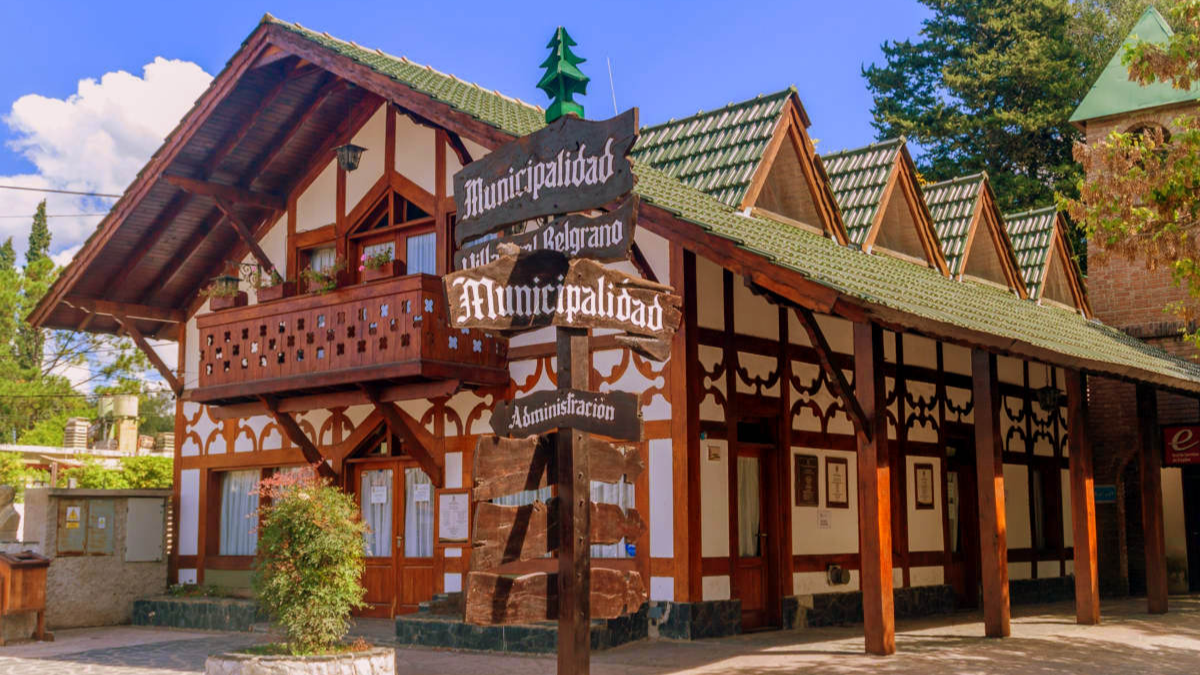 Villa General Belgrano se caracteriza por su naturaleza y su arquitectura, que se encuentra compuesta por construcciones realizadas en madera. Villa General Belgrano se caracteriza por su naturaleza y su arquitectura, que se encuentra compuesta por construcciones realizadas en madera.