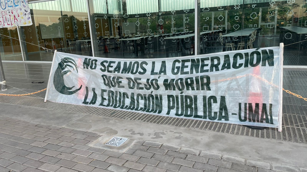 Los alumnos de la escuela secundaria UNL se suman a las protestas por la educación pública.
