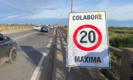La velocidad máxima para circular en el puente carretero es de 20 kilómetros por hora. La velocidad máxima para circular en el puente carretero es de 20 kilómetros por hora.