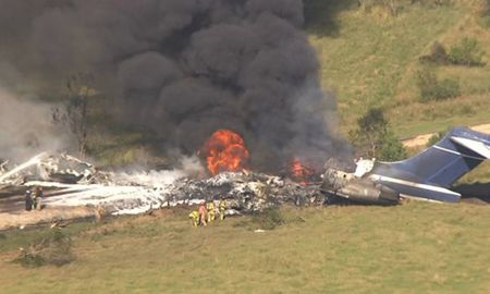 El fuselaje se redujo a cenizas, y solo la sección de la cola sobrevivió mientras una nube de humo negro salía de los restos. El fuselaje se redujo a cenizas, y solo la sección de la cola sobrevivió mientras una nube de humo negro salía de los restos.