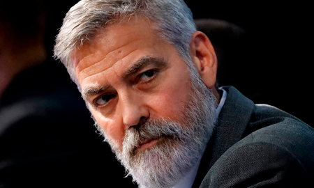Su fortuna está calculada entre 250 y 500 millones de dólares, no sólo por los papeles que interpretó a lo largo de sus años como actor, sino también como hombre de negocios y figura principal de grandes marcas Su fortuna está calculada entre 250 y 500 millones de dólares, no sólo por los papeles que interpretó a lo largo de sus años como actor, sino también como hombre de negocios y figura principal de grandes marcas