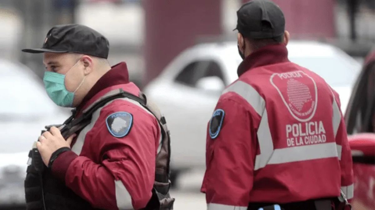 Conmoción por el hallazgo de un cuerpo dentro de un auto en Belgrano
