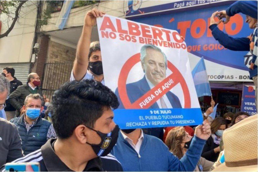 Alberto Fernández fue recibido en medio de fuertes protestas sociales en Tucumán.