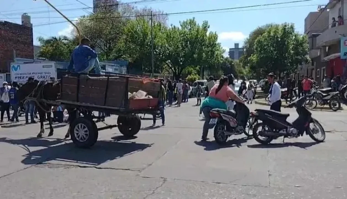 Un motociclista apuñaló a un manifestante porque no lo dejó pasar.