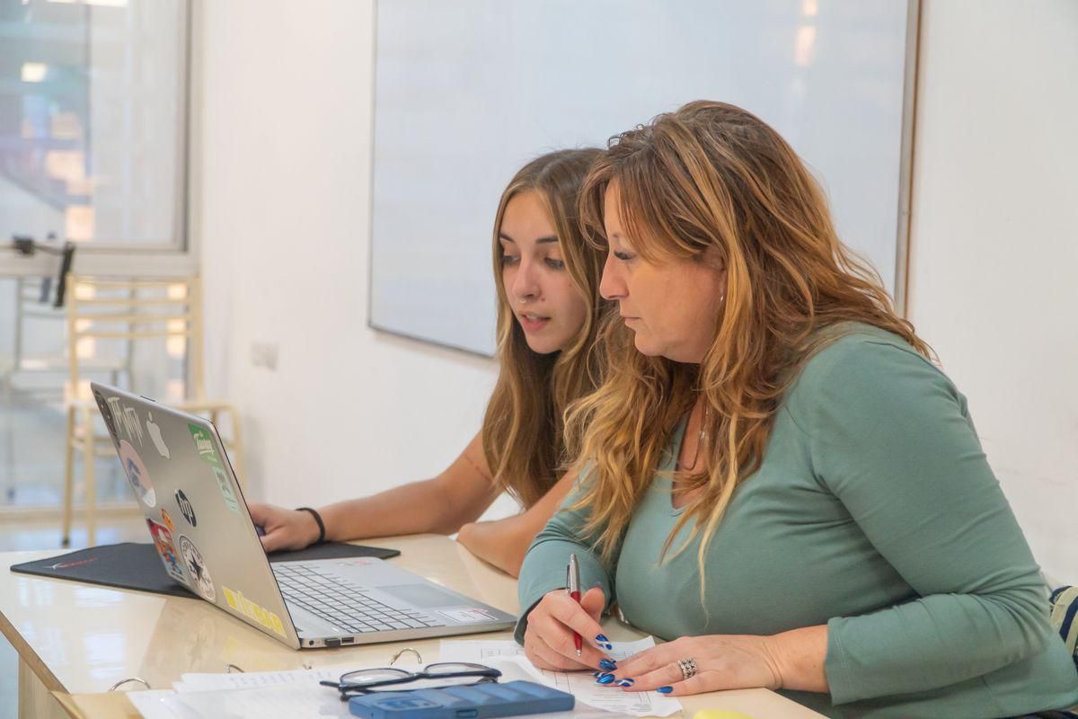 Con más de 900 personas inscriptas, la capacitación comenzó de manera presencial este lunes y consta de siete clases. Con más de 900 personas inscriptas, la capacitación comenzó de manera presencial este lunes y consta de siete clases.