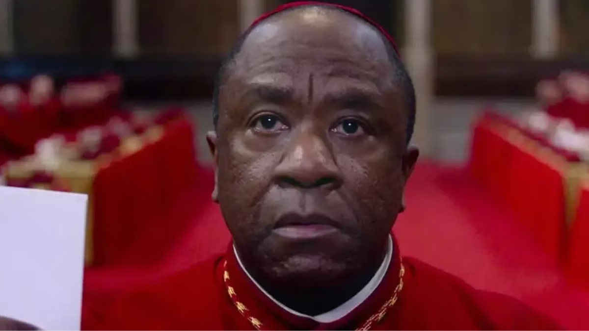 El cardenal nigeriano Joshua Adeyemi, quien, al igual que Dennis Duffy en 30 Rock , es un El cardenal nigeriano Joshua Adeyemi, quien, al igual que Dennis Duffy en 30 Rock , es un
