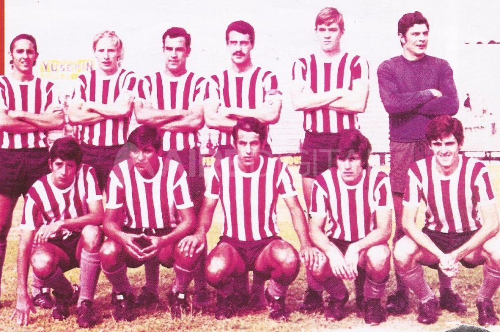 Formación de Unión en el año 1971 que disputó el Torneo Provincial y Regional. Arriba: Sanseverino