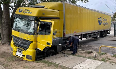 traslado de urnas accidentado: un camion de correo argentino enterro su cabina en un desagüe traslado de urnas accidentado: un camion de correo argentino enterro su cabina en un desagüe