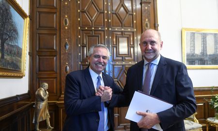 El presidente Alberto Fernández recibió este lunes en Casa Rosada al gobernador de Santa Fe Omar Perotti. El presidente Alberto Fernández recibió este lunes en Casa Rosada al gobernador de Santa Fe Omar Perotti.