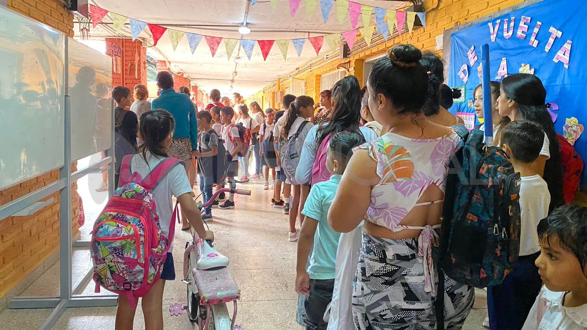 Bajo una lluvia intermitente