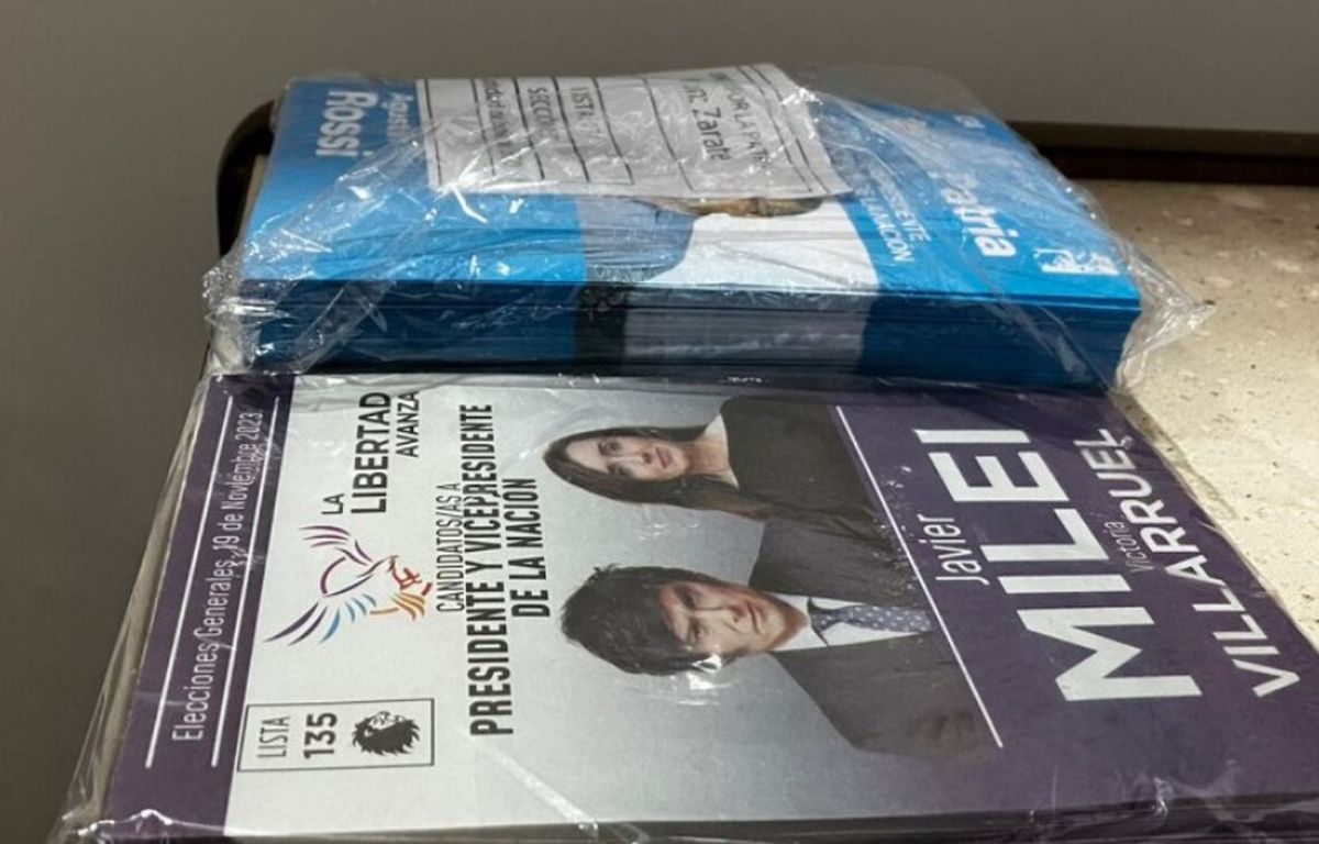 La fuerza que postula a Javier Milei presentó en gran parte de las mesas electorales una cantidad muy inferior de boletas a las que prevé el padrón electoral.