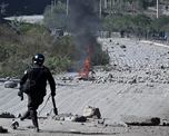 Un agente antidisturbios retira piedras de una carretera bloqueada por manifestantes rurales en Lipari, departamento de La Paz, Bolivia, el 16 de mayo de 2026. Un agente antidisturbios retira piedras de una carretera bloqueada por manifestantes rurales en Lipari, departamento de La Paz, Bolivia, el 16 de mayo de 2026.