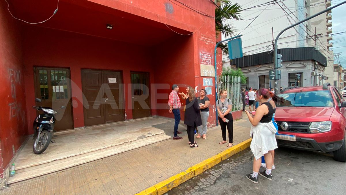 Un grupo de padres se acercó a dialogar con el rector del colegio Comercial