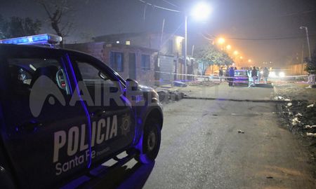 El La policía detuvo al hermano de la víctima por el crimen. El La policía detuvo al hermano de la víctima por el crimen.