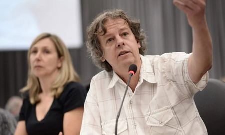 Castillo alertó que mientras se le decía a los beneficiarios “plata no hay”, en los allanamientos se encontraron sobres con 200 mil dólares y maniobras que alcanzarían cifras millonarias. Castillo alertó que mientras se le decía a los beneficiarios “plata no hay”, en los allanamientos se encontraron sobres con 200 mil dólares y maniobras que alcanzarían cifras millonarias.
