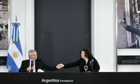 El presidente Alberto Fernández encabezó esta tarde, junto a la ministra de Salud, Carla Vizzotti, el acto de promulgación de las Leyes de VIH y Oncopediatría, que garantizan el acceso a la atención a toda la población y promueven un abordaje integral. El presidente Alberto Fernández encabezó esta tarde, junto a la ministra de Salud, Carla Vizzotti, el acto de promulgación de las Leyes de VIH y Oncopediatría, que garantizan el acceso a la atención a toda la población y promueven un abordaje integral.