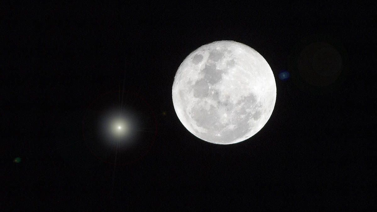 Cuando la Luna se muestra en conjunción con estrellas o planetas