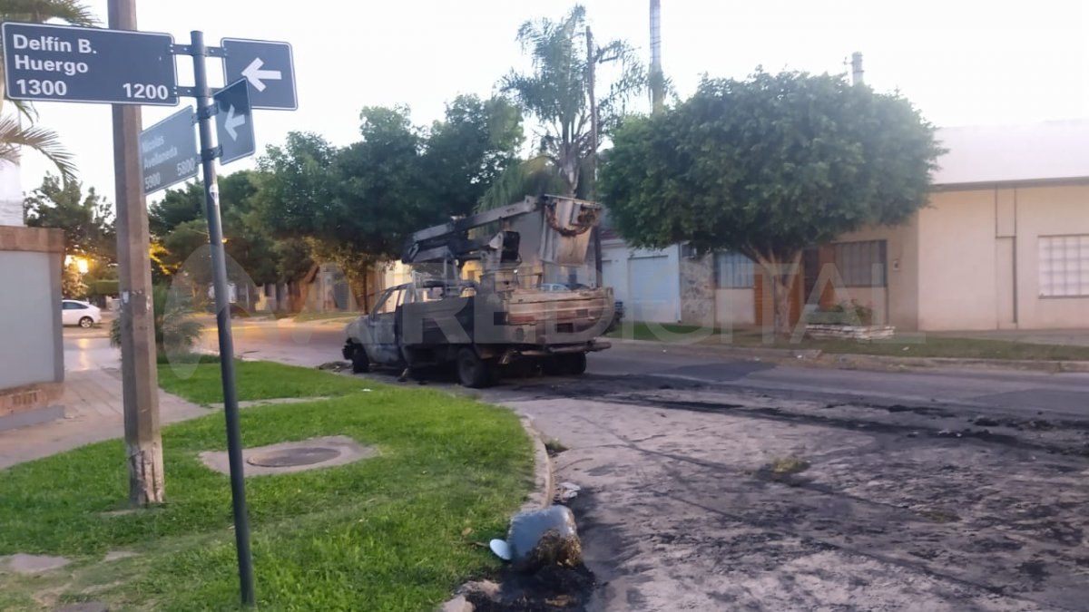 El incendio ocurrió en la intersección de las calles Avellaneda y Delfín Huergo en el barrio Sargento Cabral de Santa Fe. 